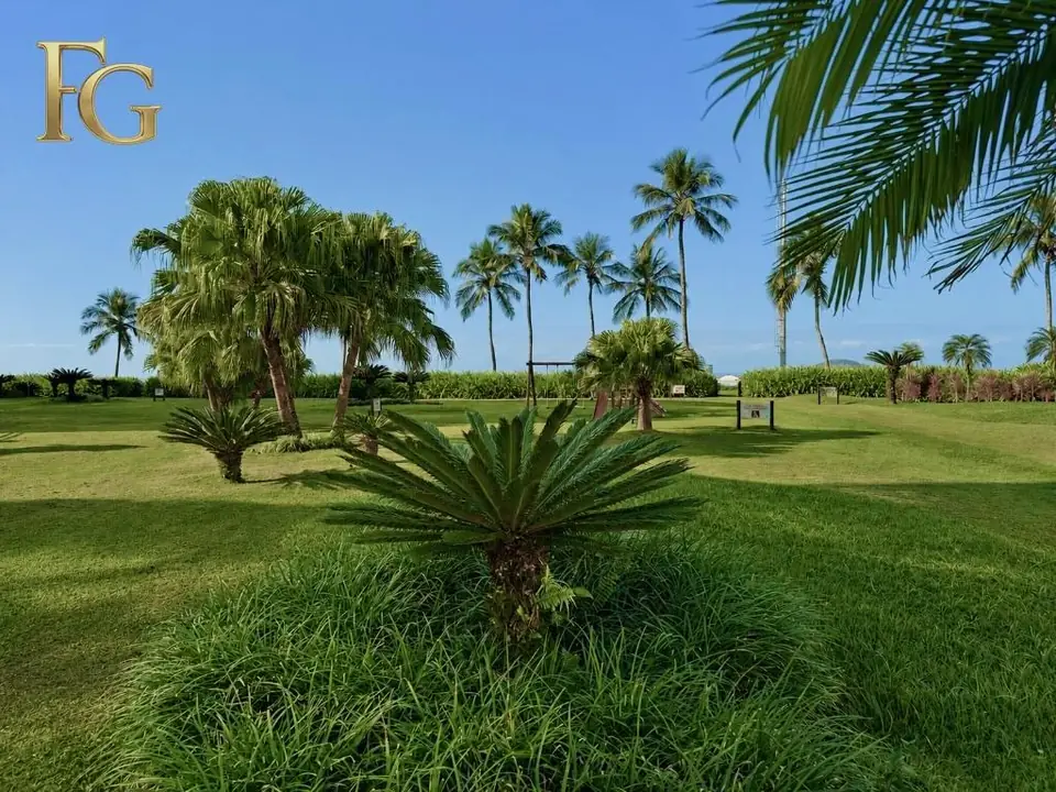 Jardim frontal com coqueiros na Riviera de São Lourenço