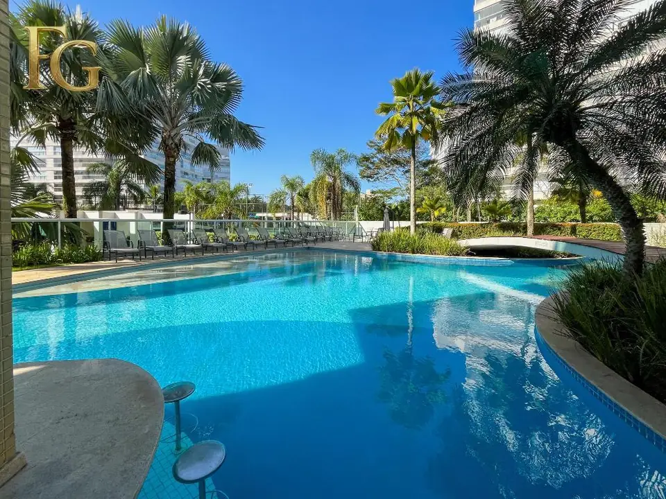 Piscina de edifício na Riviera de São Lourenço